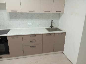 Кухонный гарнитур высокий Латте 3000 мм, Стол. 38 мм в Богдановиче - bogdanovich.mebel-e96.ru