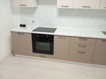 Кухонный гарнитур высокий Латте 3000 мм, Стол. 38 мм в Богдановиче - bogdanovich.mebel-e96.ru